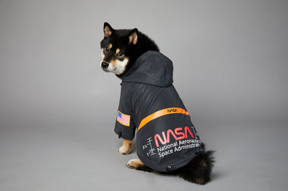 In unserem luxuriösen Regenmantel sieht Ihr Hund aus wie ein echter Astronaut - bereit für Weltraumspaziergänge und Spaziergänge im Regen! 🌧️🐾 #LuxusHundekleidung #Hundebekleidung #SpaceSuit #HundeKostüm